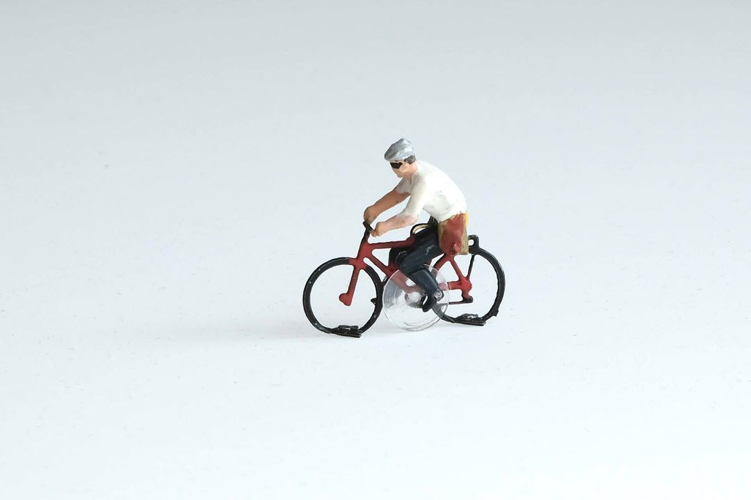Magnorail KKc-2 - Male on hybrid bike