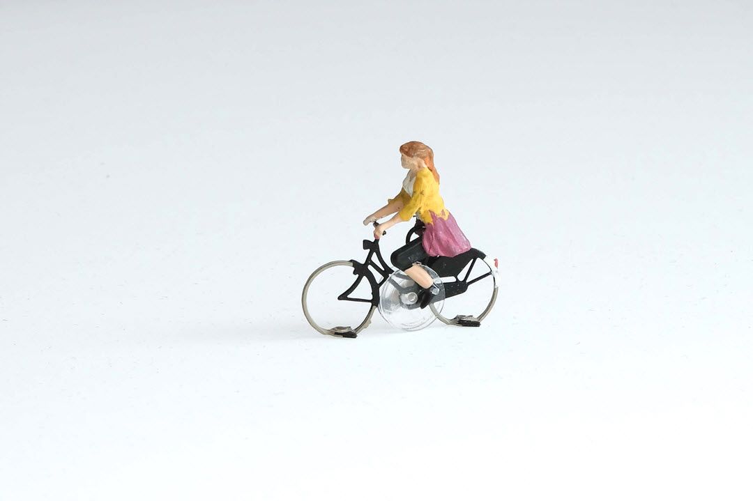 Magnorail KKb-2 - Female cyclist